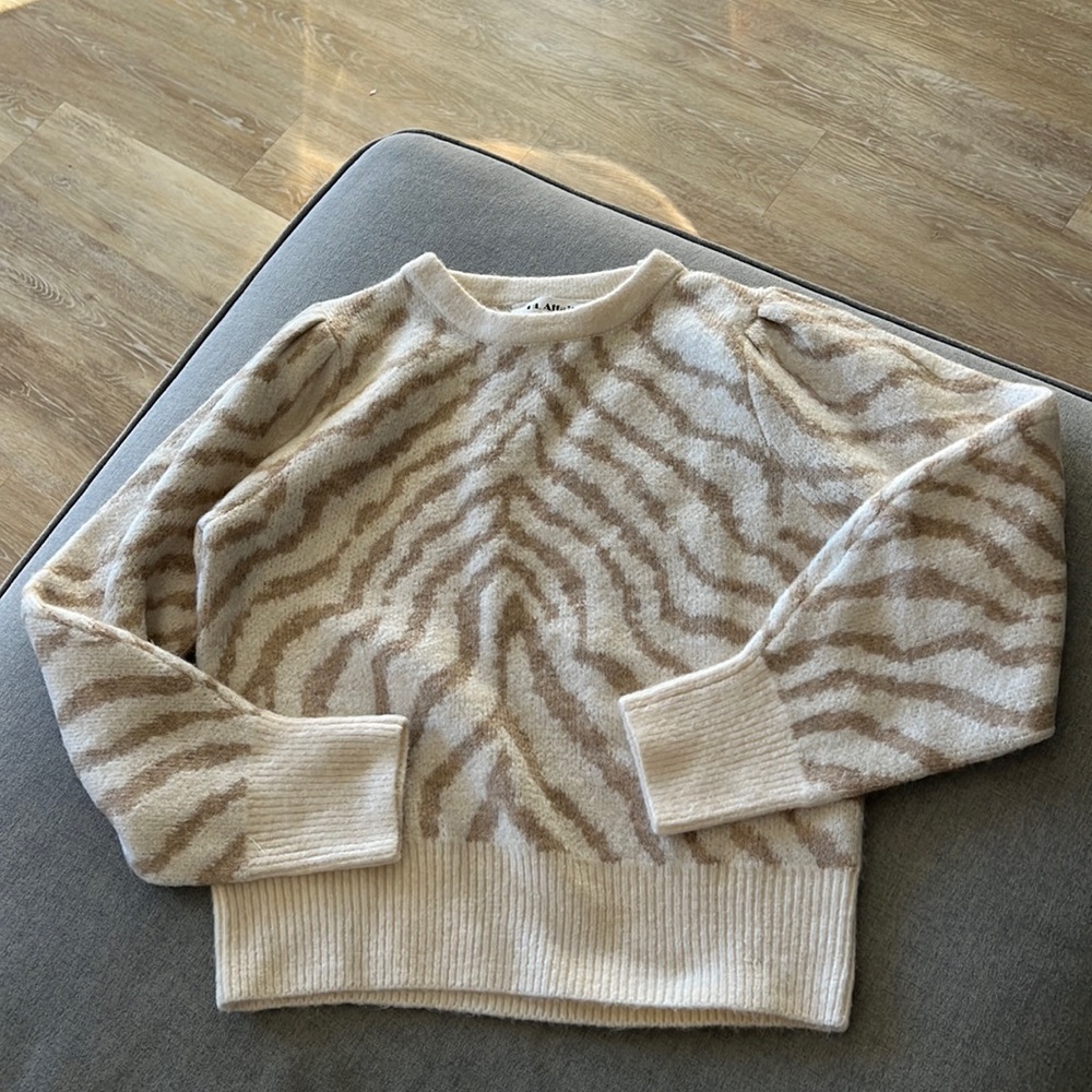 HL Affair Animal Intarsia Sweater